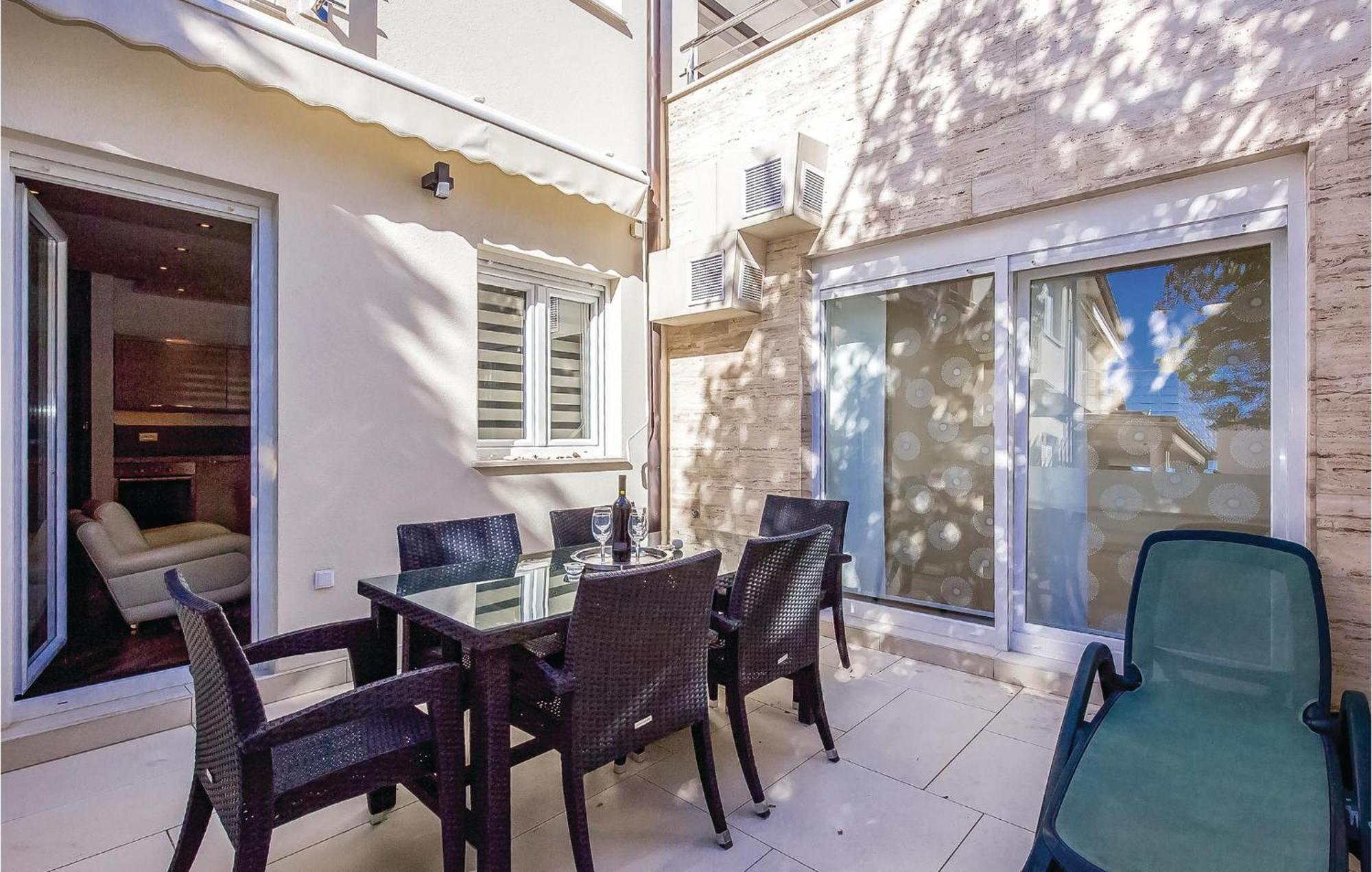 2 Bedroom Lovely Apartment In Crikvenica Zewnętrze zdjęcie