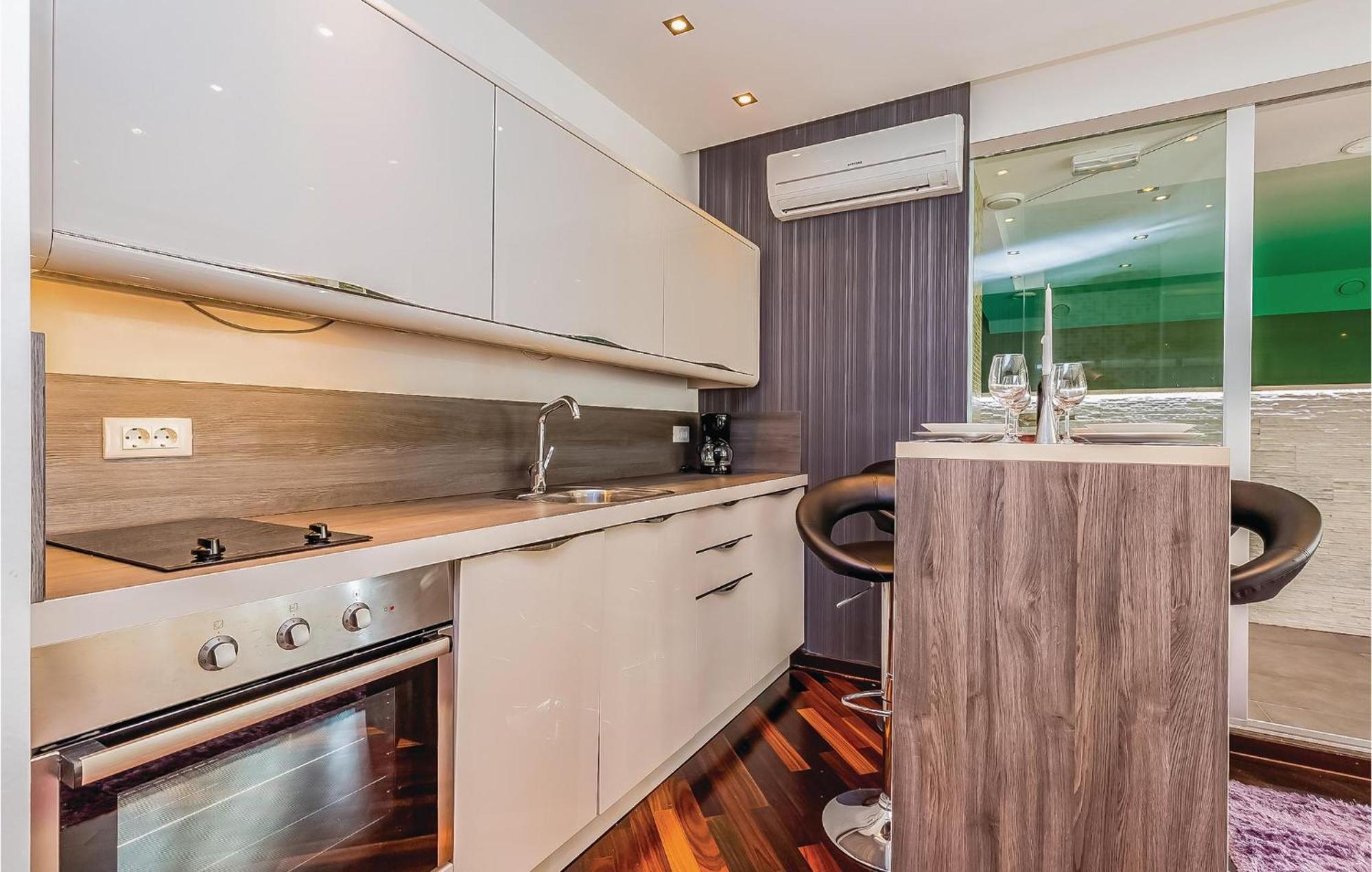 2 Bedroom Lovely Apartment In Crikvenica Zewnętrze zdjęcie